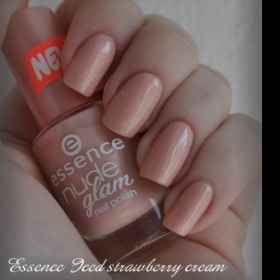 Světle růžový lak na nehty