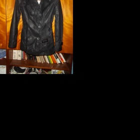 Jak kombinovat černý koženkový kabát