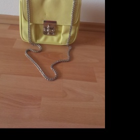 Světle žlutá  kabelka na řetízku Orsay