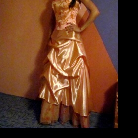 Meruňkové šaty Neznačková