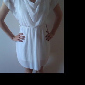 Bílé šaty s krajkou na zádech neznačková