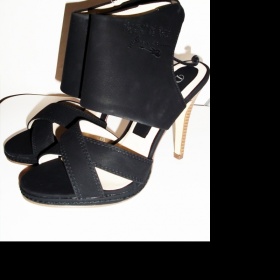 Černé lodičky.  -