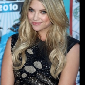 Barva vlasů Ashley Benson