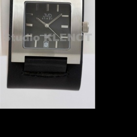 Hodinky s širokým páskem a velkým hranatým ciferníkem