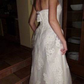 Bílé šaty na svatbu/věneček Svatební salon - foto č. 1