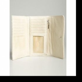 Mají některé modely peneženek Guess kapsu na bankovky?