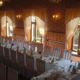 Jakou zvolit barvu svatební tabule, když je sál červenomeruňkový