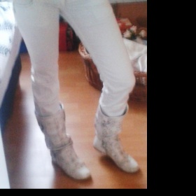 Bílé úzké kalhoty neznačkové