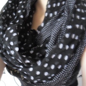 Černobílý šál neznačková - foto č. 1