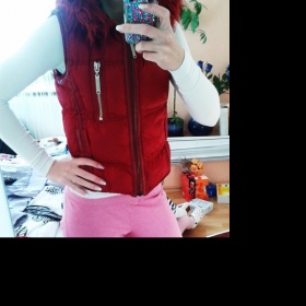 Červená  vesta neznačková