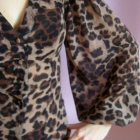 Leopardí košile s nabíranými rukávy a hnědými knoflíčky Lipsy - London - foto č. 1