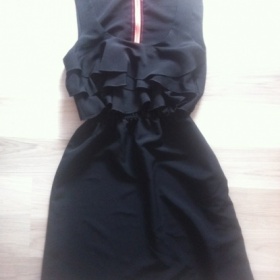 Černé šaty s volánkama Tally Weijl - foto č. 1