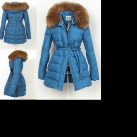 Kombinace outfitů k zimnímu péřovému kabátu