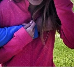 Sháním růžovou mikinu s bílými puntíky