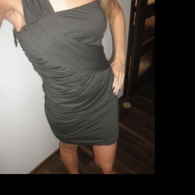 šedé šaty mini Bonprix - foto č. 1