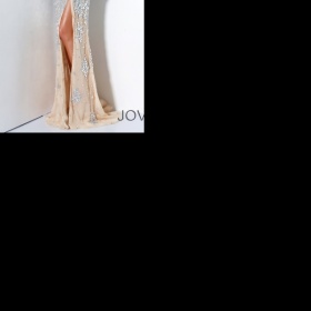 Jaké zvolit boty ke kamínkovým plesovým šatům?