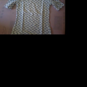 Bílé tričko s modrými mašličkami Neznačkový