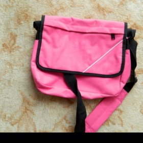 Růžová crossbody kabela Neznačková