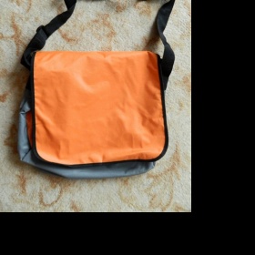 Oranžová crossbody kabela Neznačková