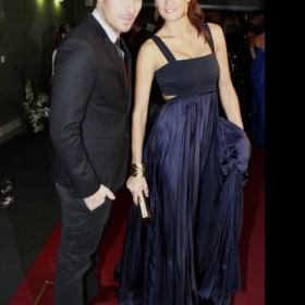 Tmavěmodré dlouhé šaty modelky Petry Faltýnové