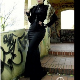 Švadlena schopná ušít sukni "Fish tail"