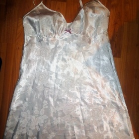 Bílá noční košilka F&F