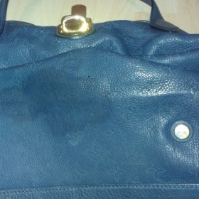 Skvrna na kožené kabelce