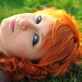 Oranžová na středně hnědé vlasy