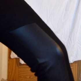 Černé kalhoty s koženkou neznačkové