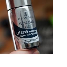 Je možné, aby z určitého laku na nehty štípala kůžička kolem nehtů?