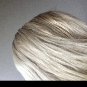 Jak docílit teplého odstínu blond se žlutým nádechem barvou z drogerie?