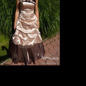 Jaké doplňky zvolit k hnědo - béžovým šatům