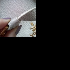 Popukané "spoje" na popruhu a uchu kabelky