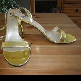 Zlaté sandálky Neznačkové - foto č. 1