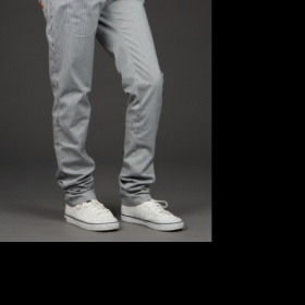 Jaký svršek nosit ke kalhotám s vyšším pasem a s proužky?