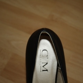 Jak roztáhnout koženkoví boty v místě paty a špičky