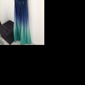 Doplňky k modrozeleným šatům