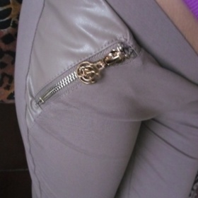Hnědé bokové legíny s koženkou a zipy Fashion