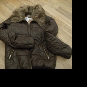 Hnědá zimní bunda s kožešinou Bershka