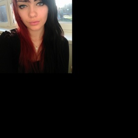 Jak obarvit červeno černé vlasy na modro?