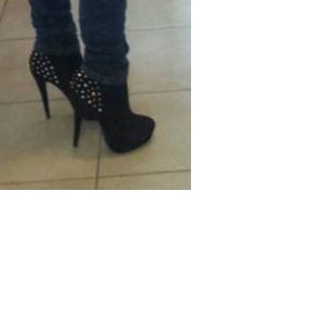 Kde sehnat kotníkové boty na podpatku s nýtky do 800, - Kč