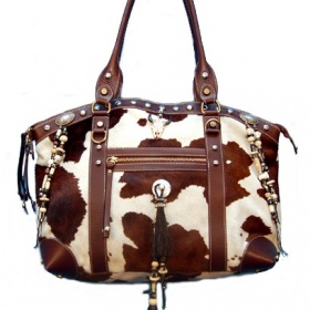 Kabelka s motivem kravské kůže