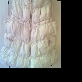 Bílá vesta s výšivkou BTK