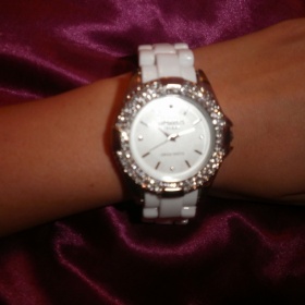 Bílé moderní hodinky s kvalitním páskem - foto č. 1