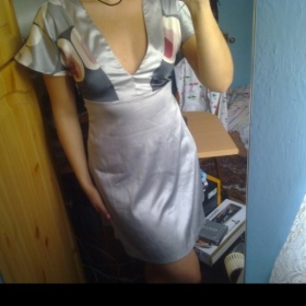 Stříbrné šaty s mašlí