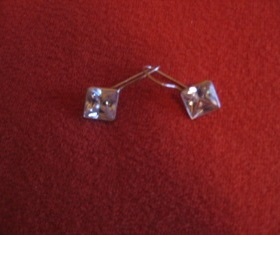Dvoje stříbrné náušnice se zirkonem