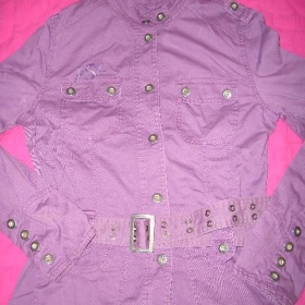 Fialové sako s opaskem