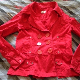 Červený kabátek sako