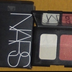 Nars Torrid/Albatros, duo tvářenka a rozjasňovač