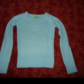 Tyrkysový svetřík do V